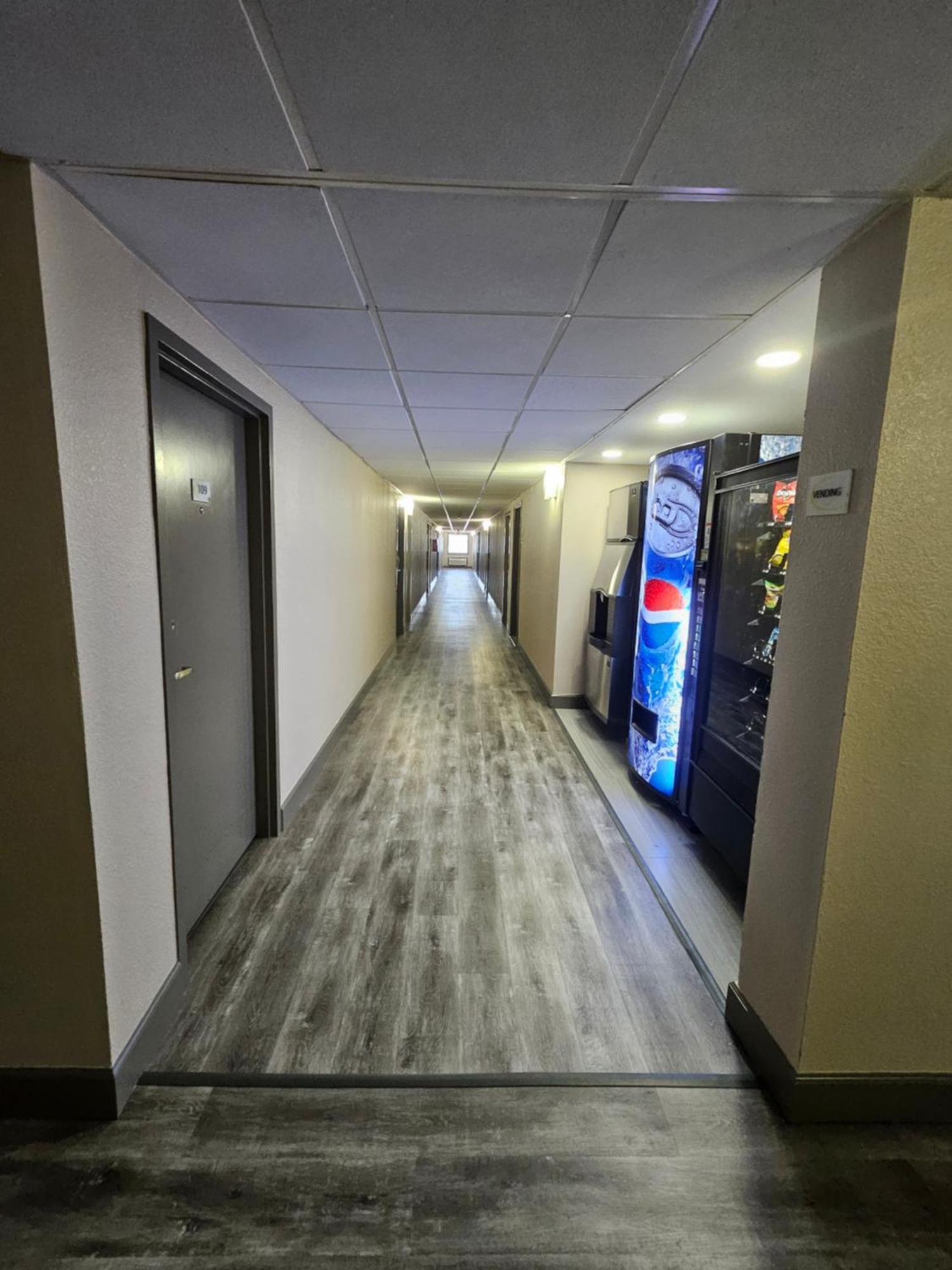 Super 8 By Wyndham Buffalo Esterno foto