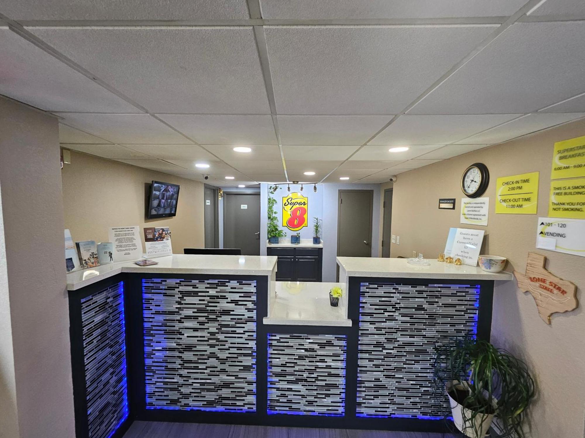 Super 8 By Wyndham Buffalo Esterno foto
