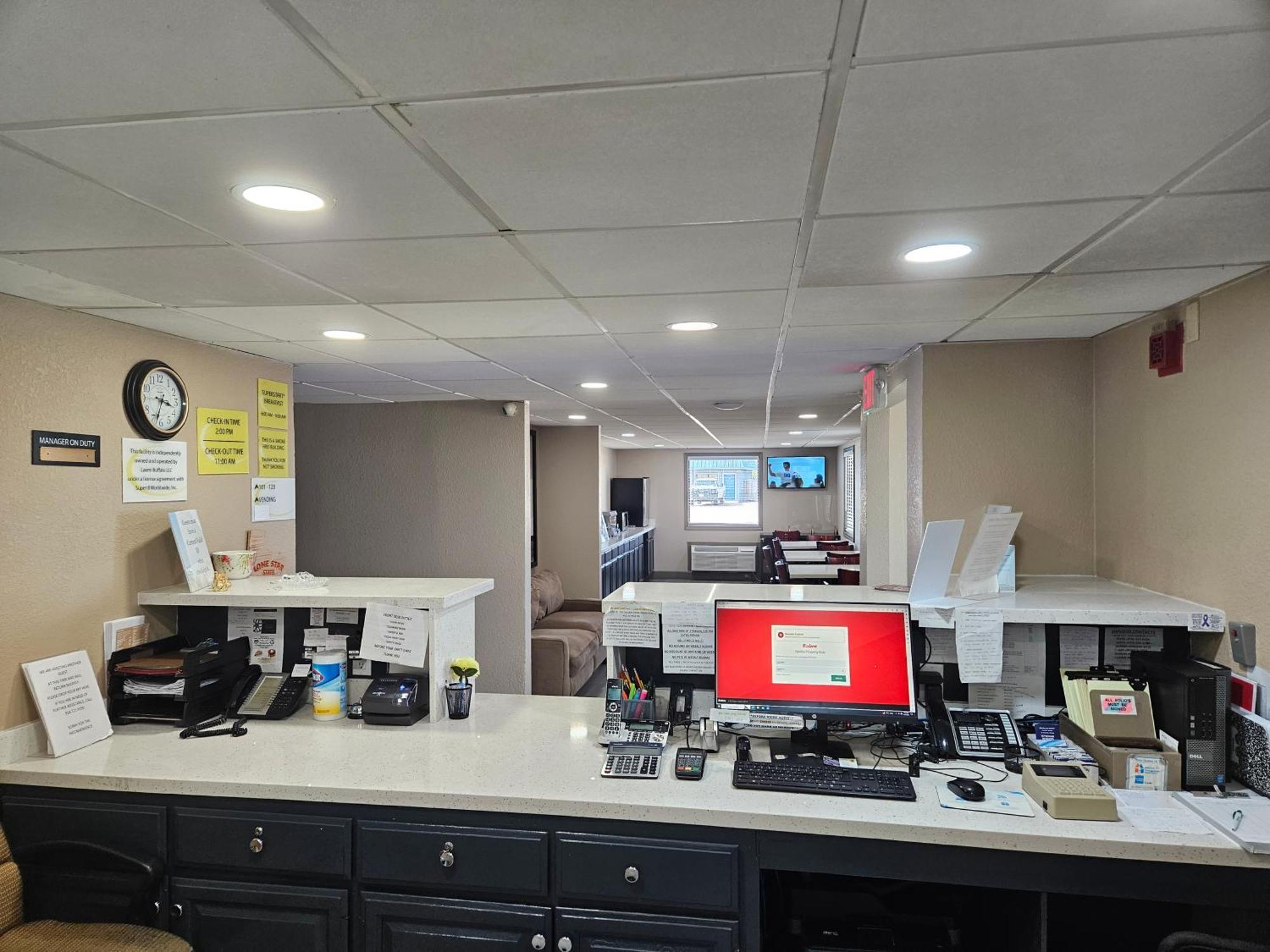 Super 8 By Wyndham Buffalo Esterno foto