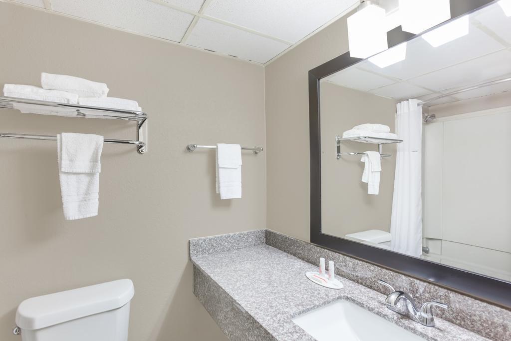 Super 8 By Wyndham Buffalo Esterno foto